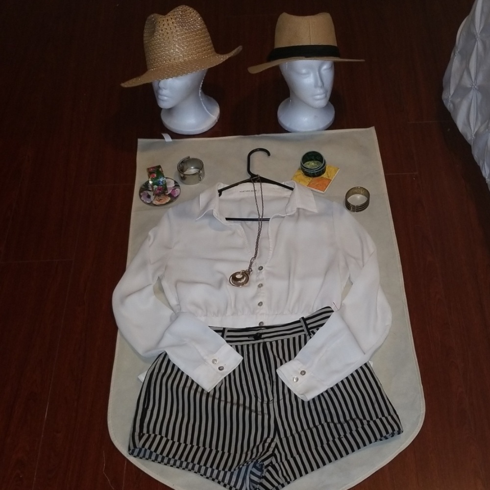 CLOTHES - Picture 2 of 2
